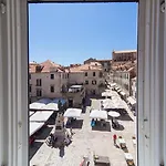 & Orlando Ντουμπρόβνικ